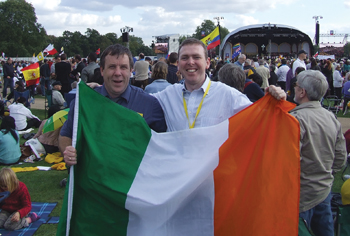 Frère Raymond Dwyer, F.P.M. (à gauche) et Andrew O’Connell, directeur de communication pour les Presentation Brothers, à Hyde Park, Londres, pendant la visite du Pape Benoît XVI en Grande Bretagne.